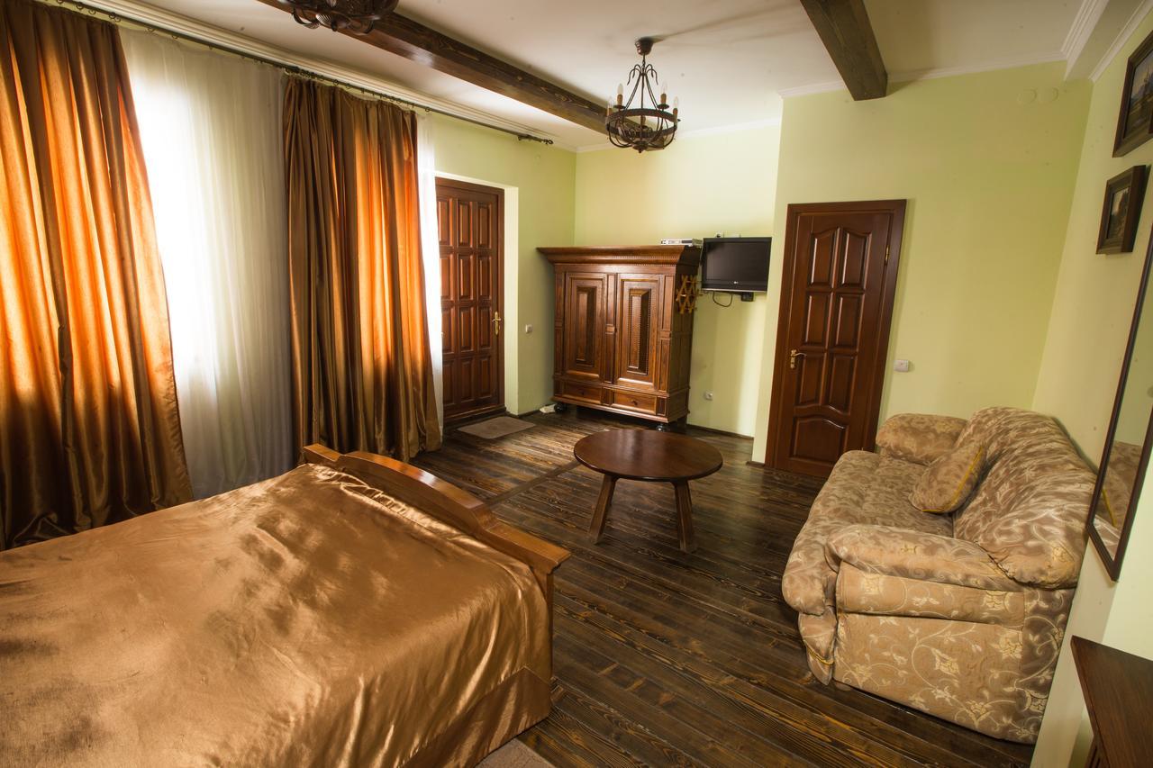 Magnat Lux Hotel Czernowitz Exterior foto